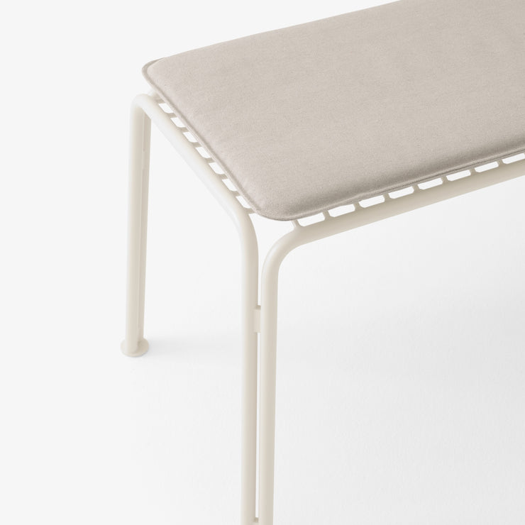 Hvit utebenk Thorvald SC112 fra &tradition med sittepute, tekstil Heritage Papyrus