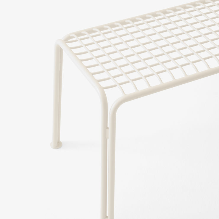 Hvit benk til uteplassen, Thorvald SC112 fra &tradition