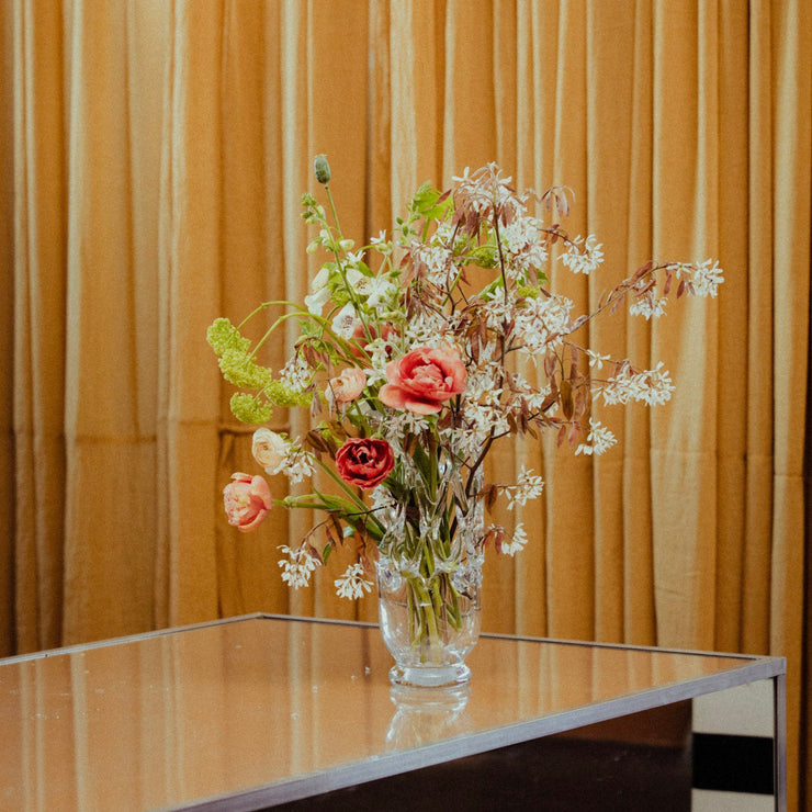 Vasen Timantti fra Olsson & Jensen er en superfin skulpturell vase i glass med hullmønster som lar deg arrangere blomsteroppsatsen etter lyst! Den er like fin med få blomster i som den er med en større bukett. 