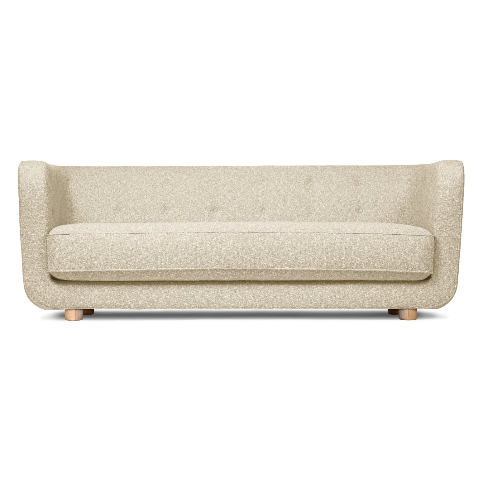 Sofaen Vilhelm fra Audo Copenhagen i bouclétekstilet Zero 0001, med ben i lys eik.