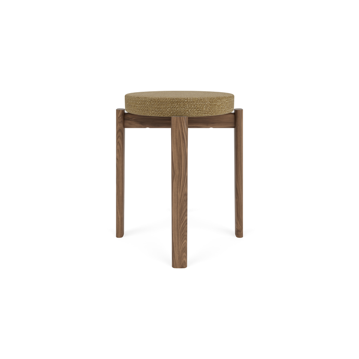 Krakk Passage Stool i valnøtt fra Audo Copenhagen med polstret sete i tekstilet Audo Bouclé 06 (PG0).