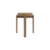 Krakk Passage Stool i valnøtt fra Audo Copenhagen med polstret sete i tekstilet Audo Bouclé 06 (PG0).