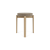 Krakk Passage Stool i eik fra Audo Copenhagen med polstret sete i tekstilet Audo Bouclé 02 (PG0).