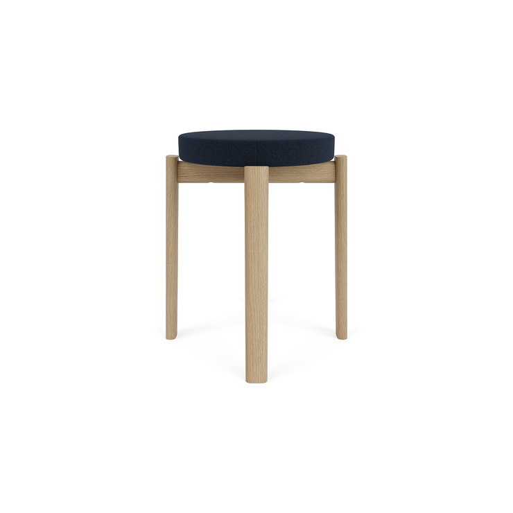 Krakk Passage Stool i eik fra Audo Copenhagen med polstret sete i tekstilet Vidar 0786 (PG3).