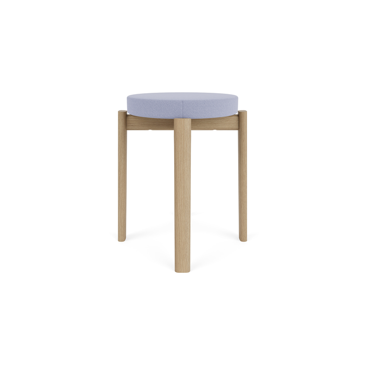 Krakk Passage Stool i eik fra Audo Copenhagen med polstret sete i tekstilet Vidar 0723 (PG3).