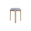 Krakk Passage Stool i eik fra Audo Copenhagen med polstret sete i tekstilet Vidar 0723 (PG3).
