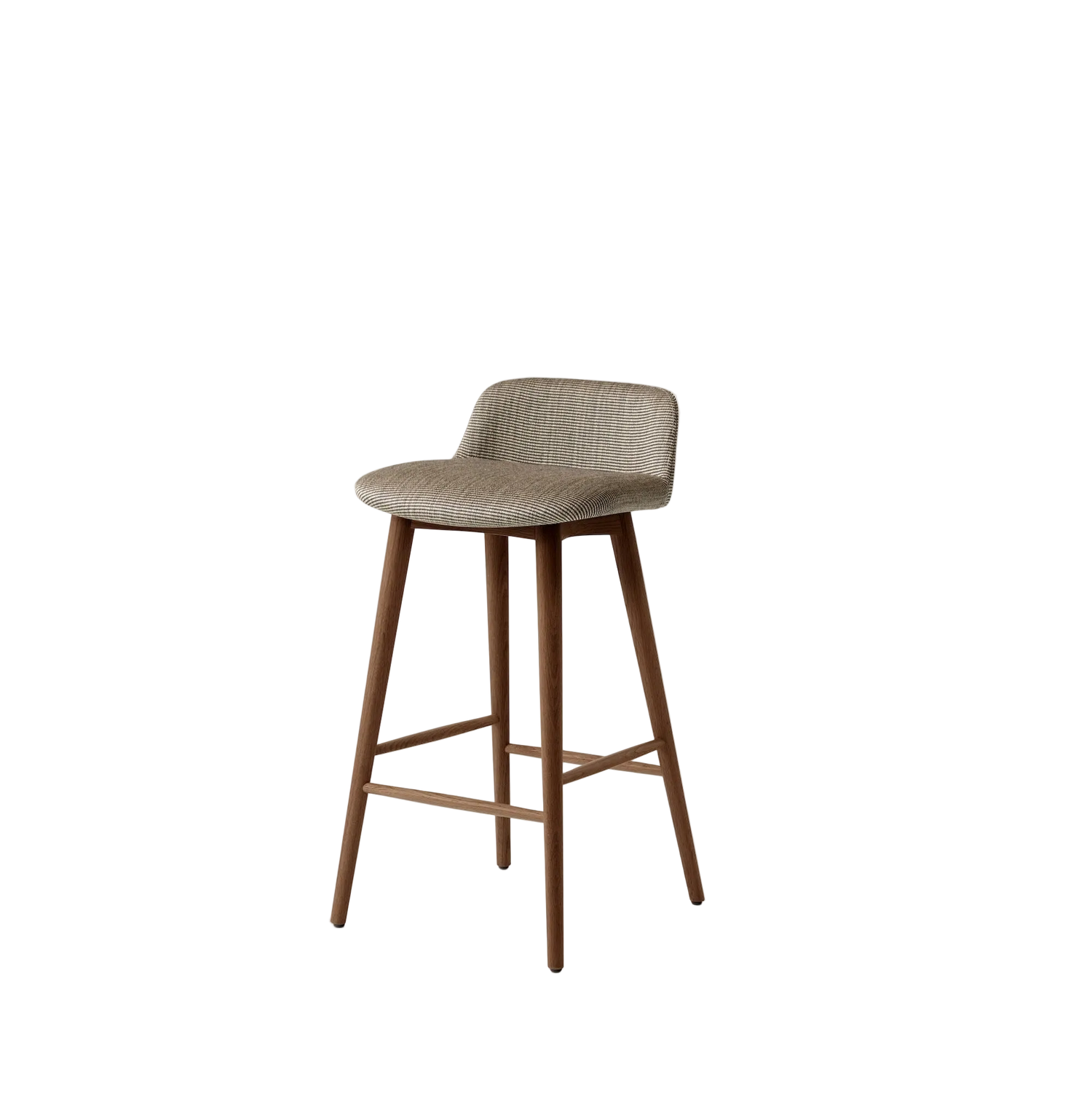 Barstolen Rely HW120 fra &tradition har en sittehøyde på 66,5 cm høy og passer dermed også perfekt til de fleste norske kjøkkenbenker. Velg mellom understell i heltre eik, eller heltre valnøtt som vist her.