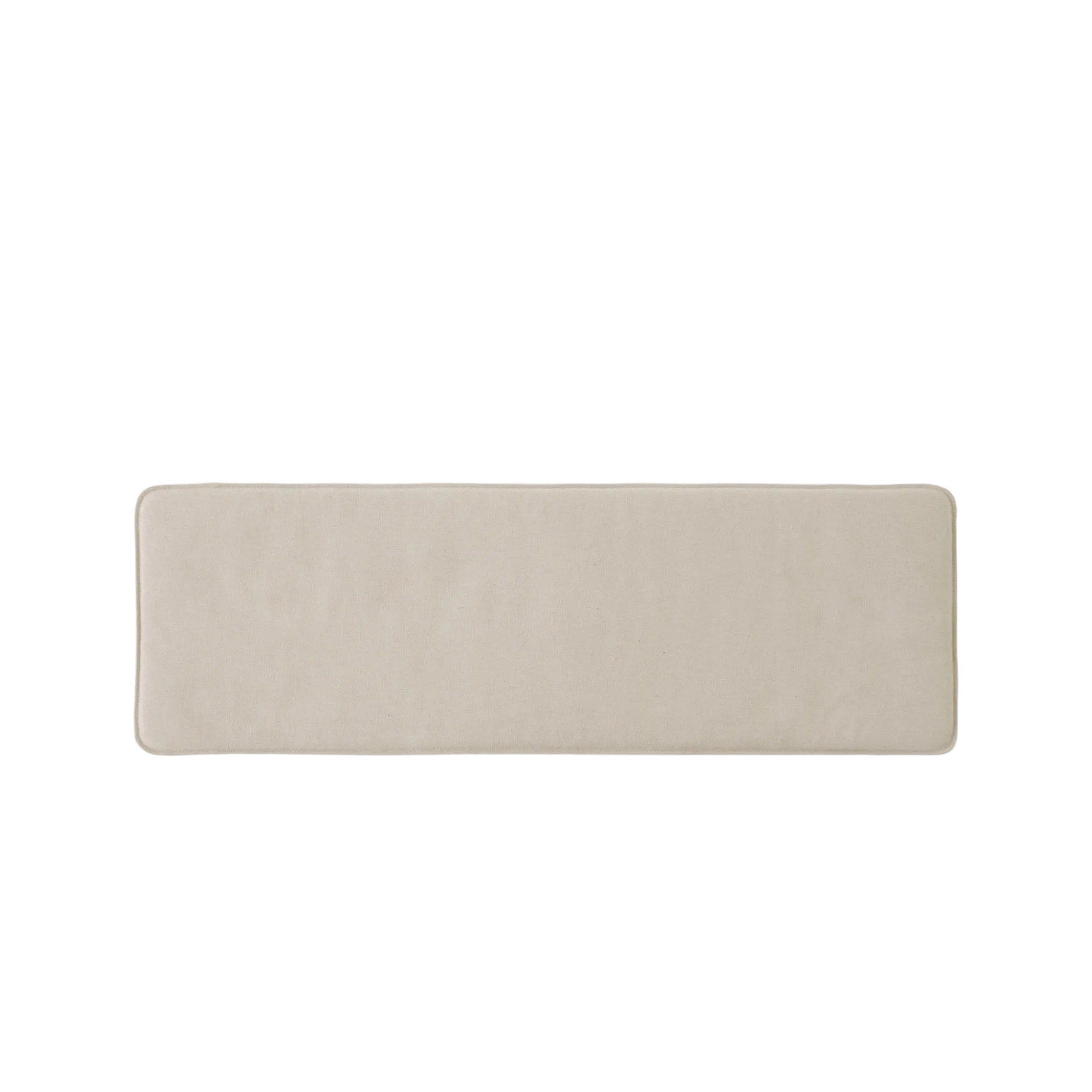 Disse putene passer til utebenken Thorvald SC112 fra &tradition. Velg mellom grønn- og gulmønstrede puter, Marquetry Bora, eller mer nøytrale puter i den lyse fargen fargen Heritage Papyrus eller gråsvarte Heritage Char. Alle er superfine – og vann- og flekkavvisende. Her i tekstil Heritage Papyrus.