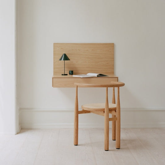 Den vegghengte Tana-serien fra New Works designet av arkitekten Rikke Rützou Arnved er raffinert, minimalistisk og renskåren – og veldig, veldig fin! Det vegghengte skrivebordet Tana kommer i finér av eik, valnøtt og svartbeiset eik.