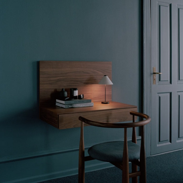 Det vegghengte skrivebordet Tana i valnøtt er nydelig i både lyse og mørke rom. 