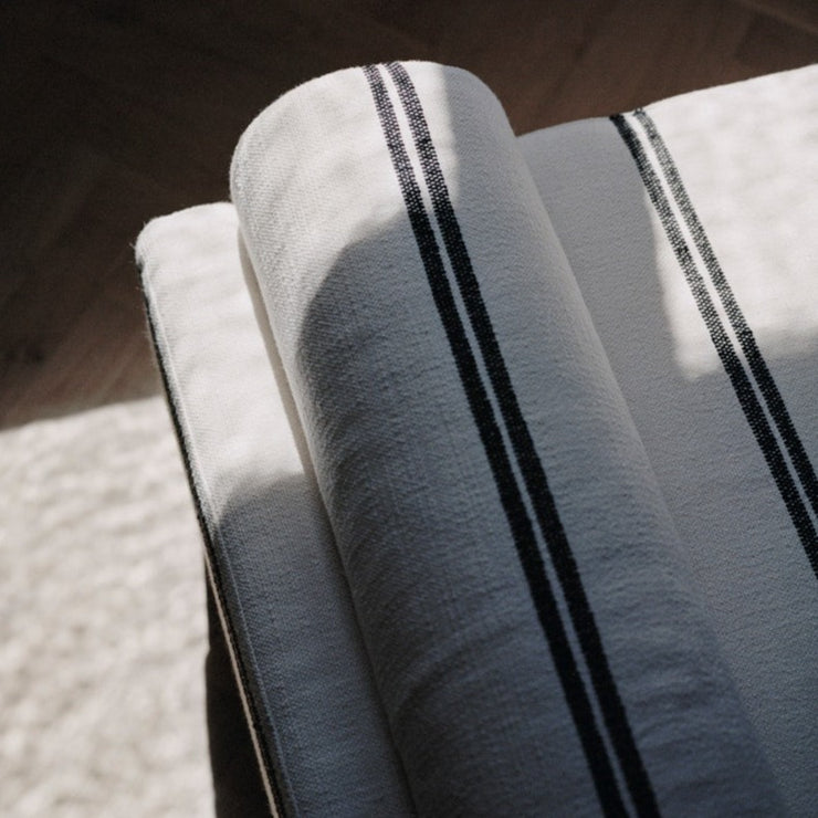 Dagsengen Mass Daybed er her kledd i tekstilet Ohio Black fra Pierre Frey.