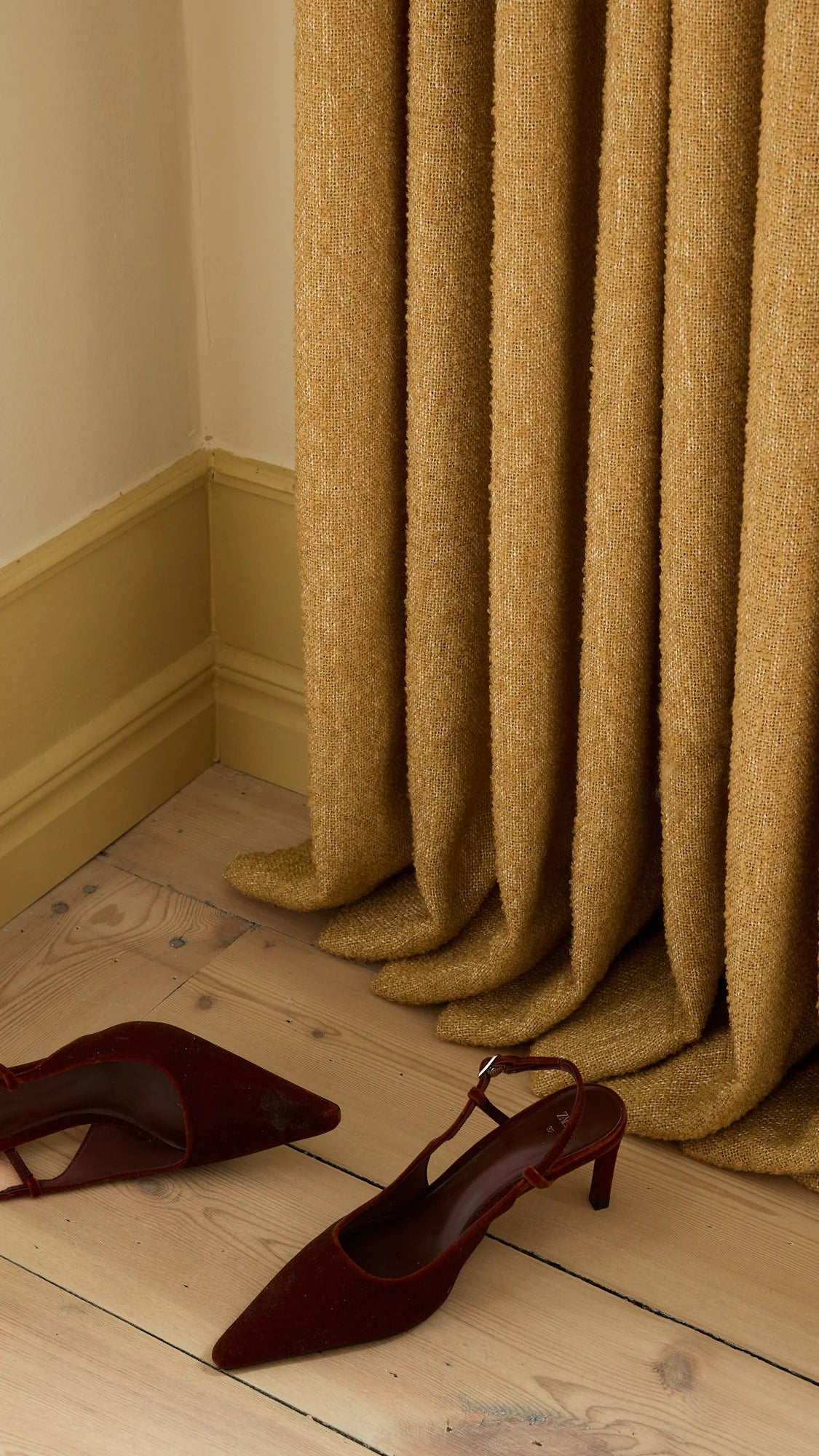 Velg mellom tre deilige farger – Benhvit (Ivory), Sand (Sand) og Sennep (Mustard) – og kombiner den gjerne med en tynnere og mer gjennomskinnelig gardin, som for eksempel en tynn lingardin fra Gotain, hvis du ønsker deg en luksuriøs hotelllook. 