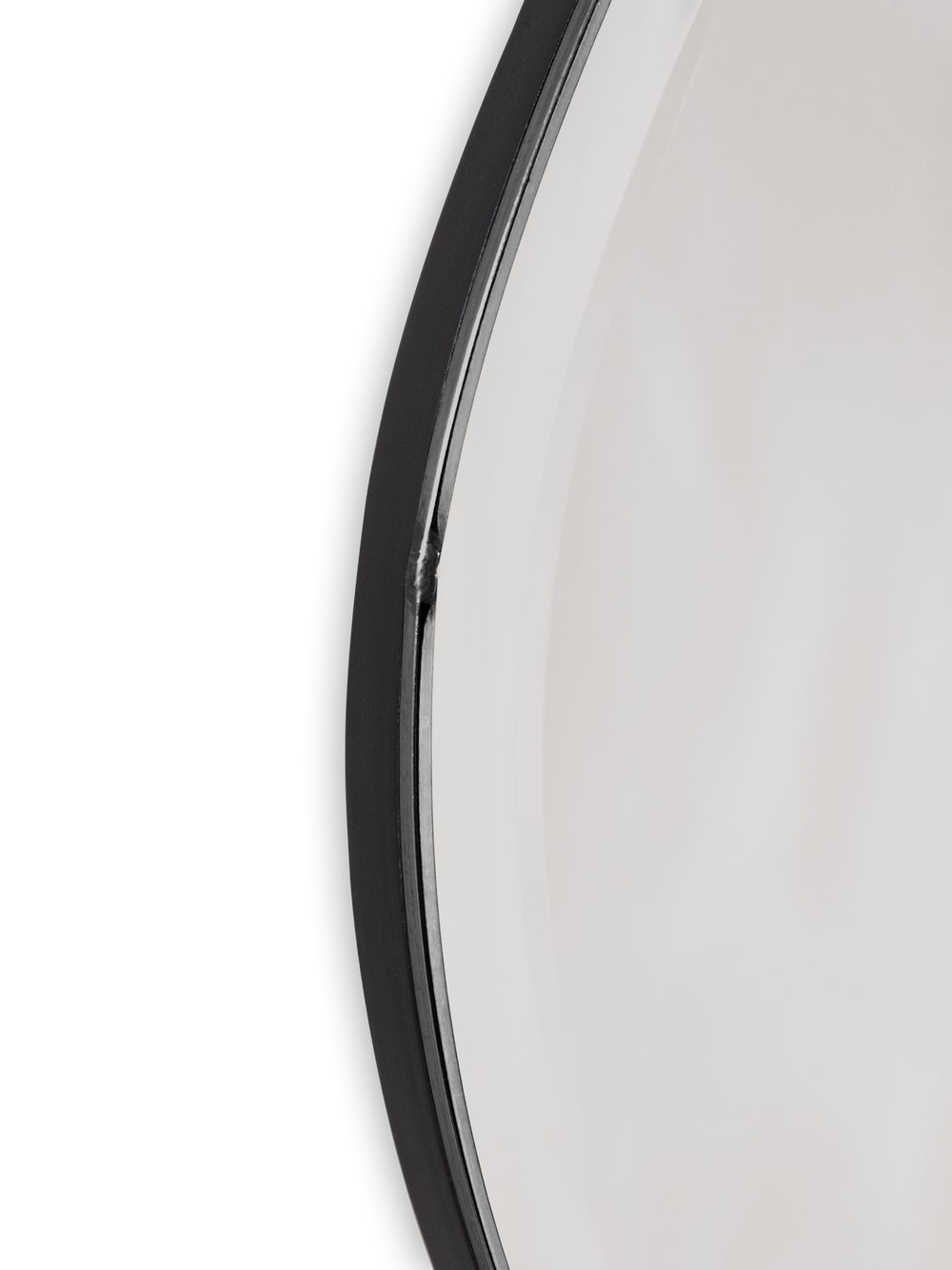 Speil Pond Mirror XLarge Dark chrome fra Ferm Living. Speilet er laget i solid håndtverk, og du vil se to små sveisemerker der metallet er satt sammen