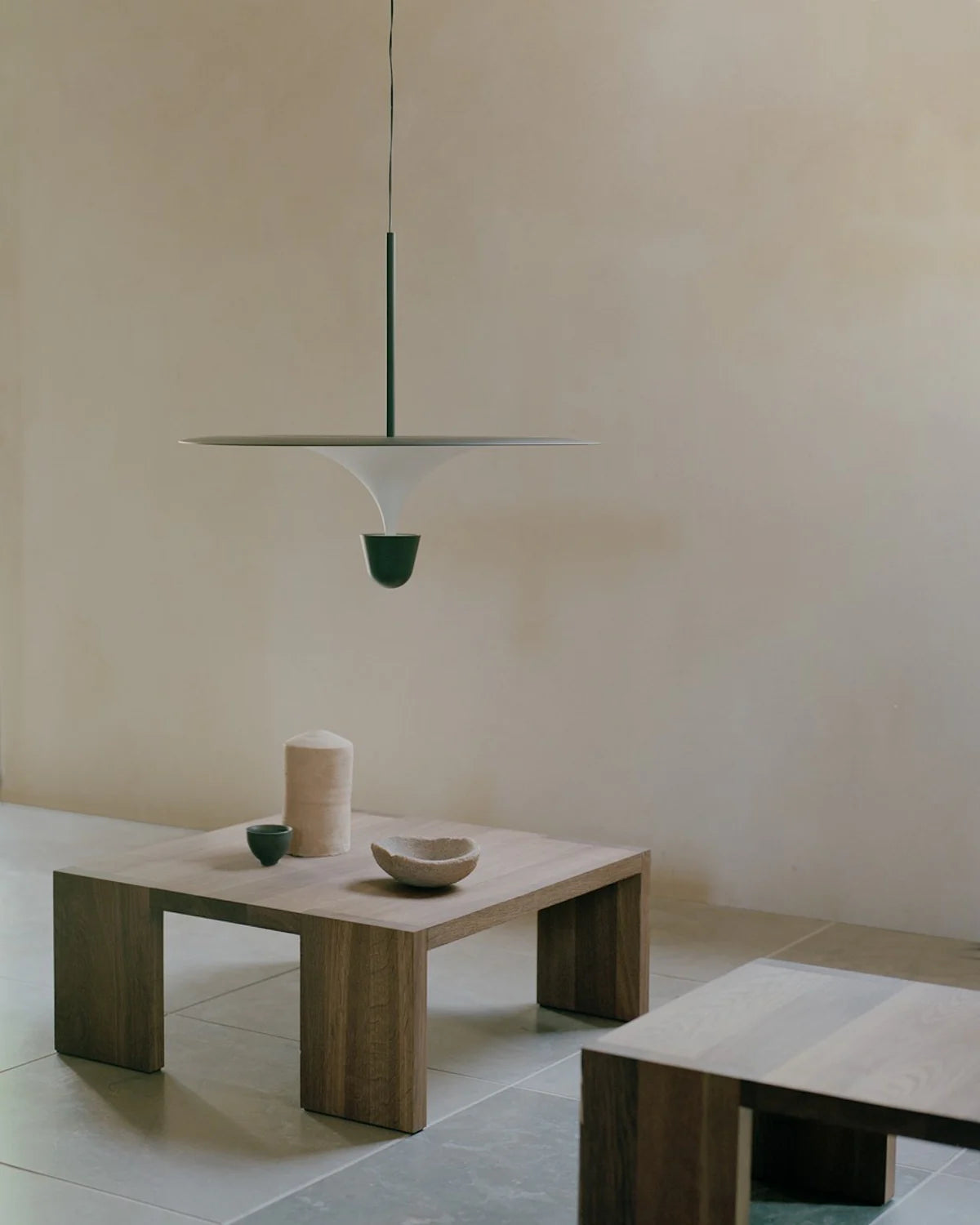 Taklampe Kantarell Pendant Lamp fra New Works Ø60 cm, med svartt skjerm og detalj i svart metall