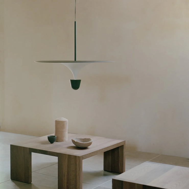 Taklampe Kantarell Pendant Lamp fra New Works Ø60 cm, med svartt skjerm og detalj i svart metall