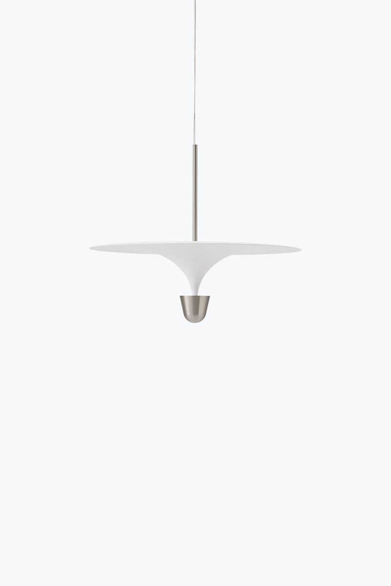 Taklampe Kantarell Pendant Lamp fra New Works Ø60 cm, med hvit skjerm og detalj i sølvfarget nickel