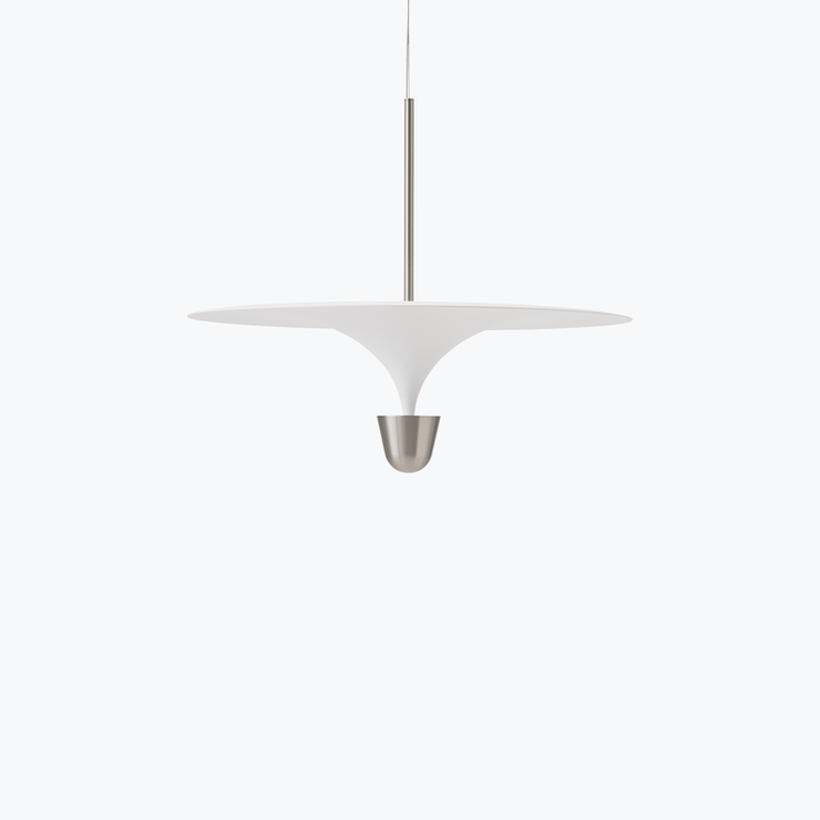 Taklampe Kantarell Pendant Lamp fra New Works Ø60 cm, med hvit skjerm og detalj i sølvfarget nickel