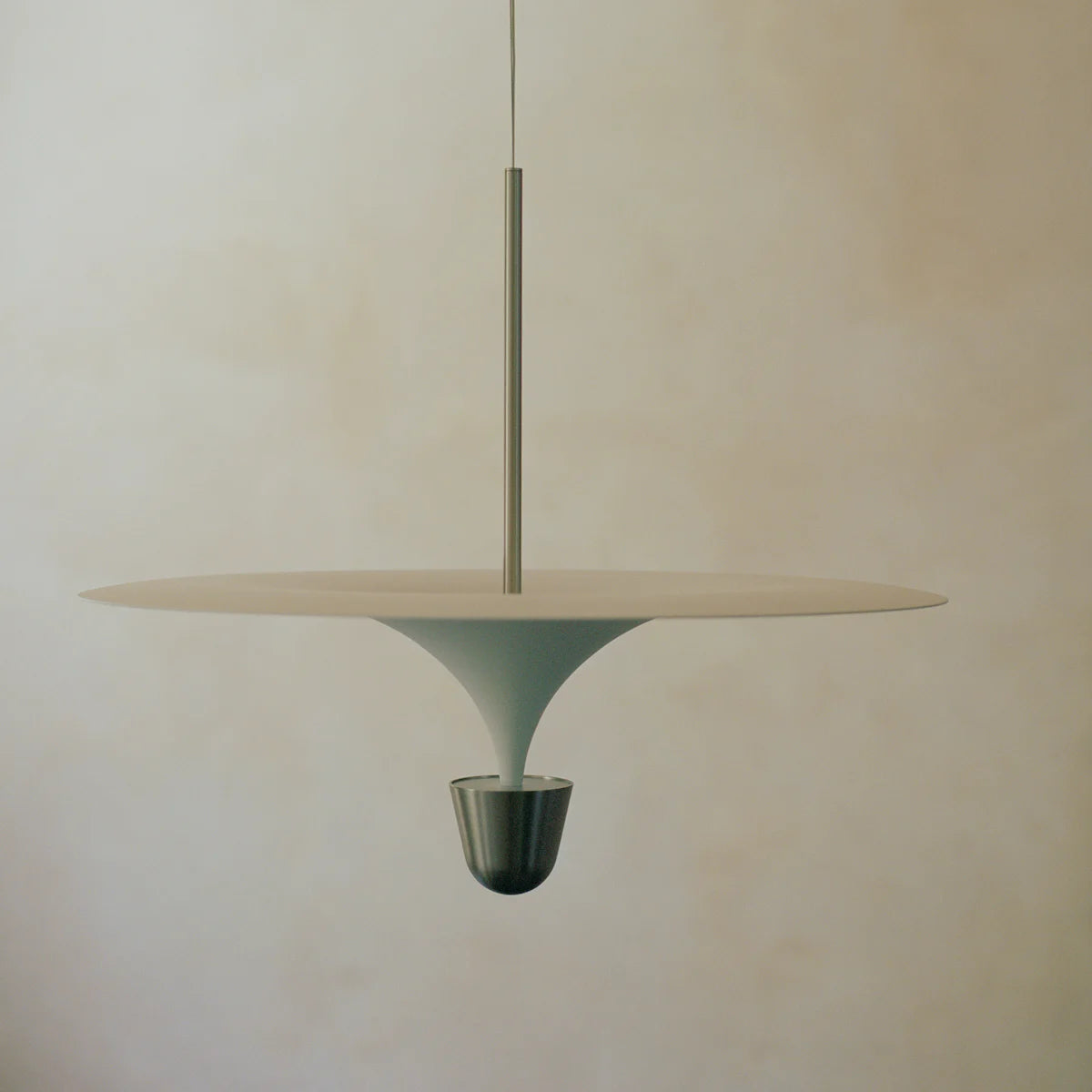 Taklampe Kantarell Pendant Lamp fra New Works Ø60 cm, med hvit skjerm og detalj i sølvfarget nickel