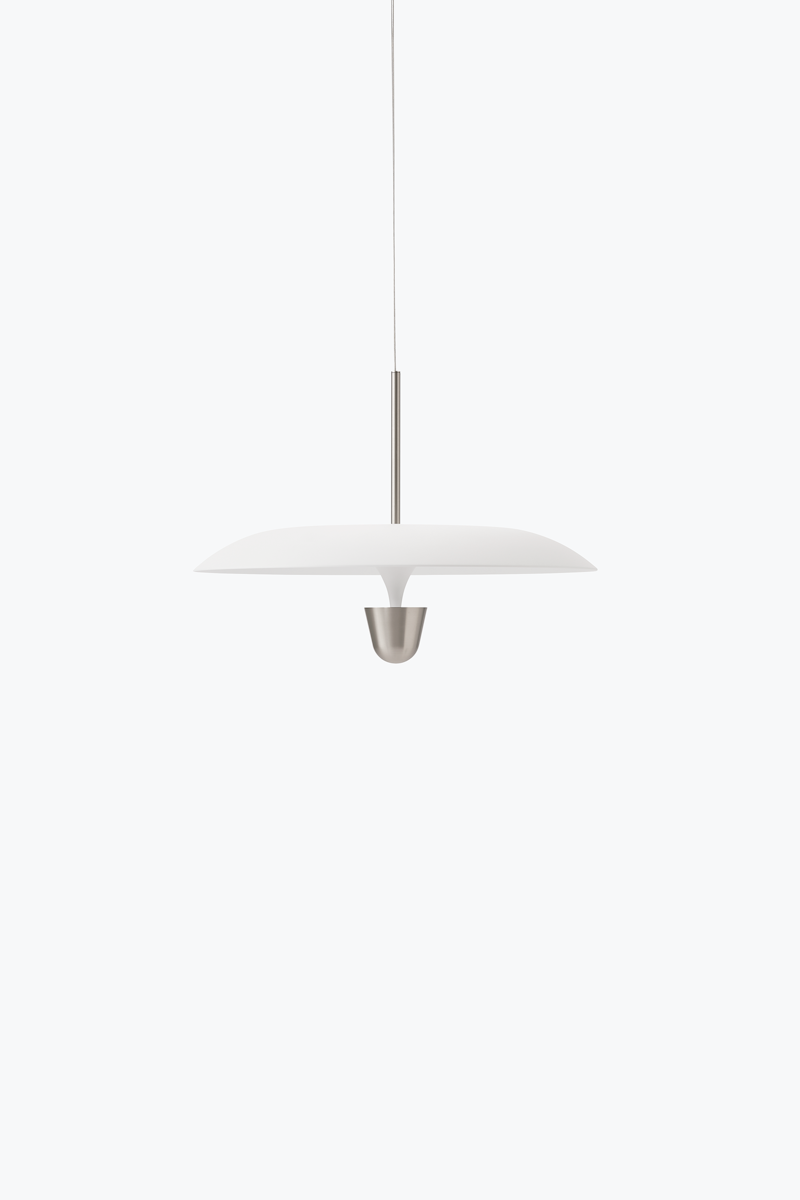 Taklampe Kantarell Pendant Lamp fra New Works Ø55 cm, med hvit skjerm og detalj i sølvfarget nickel