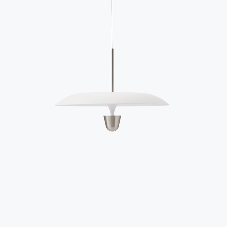 Taklampe Kantarell Pendant Lamp fra New Works Ø55 cm, med hvit skjerm og detalj i sølvfarget nickel
