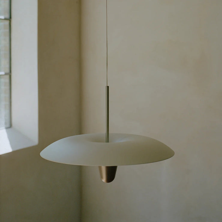 Taklampen Kantarell er akkurat passe moderne og elegant og kommer i ulike versjoner som alle passer perfekt over et spisebord. Den trompetlignende formen, som fungerer som en trakt og som sprer lyset fra en nesten skjult lyskilde i midten, kan henges både høyt og lavt. Vi elsker den slanke silhuetten og materialmiksen. Velg mellom størrelsene Ø55 cm og Ø60 cm, med enten hvit skjerm og detalj i nickel eller svart skjerm og svarte detaljer.