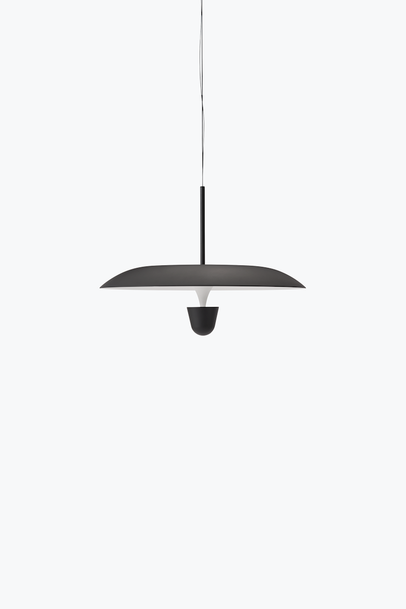 Taklampe Kantarell Pendant Lamp fra New Works Ø55 cm, med svart skjerm og svart detalj 