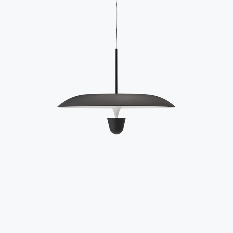 Taklampe Kantarell Pendant Lamp fra New Works Ø55 cm, med svart skjerm og svart detalj 
