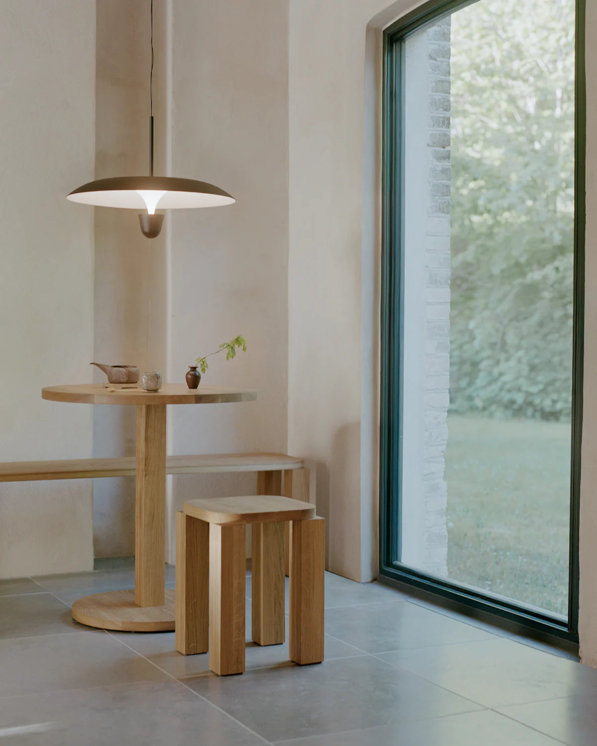 Taklampe Kantarell Pendant Lamp fra New Works Ø55 cm, med svart skjerm og svart detalj 