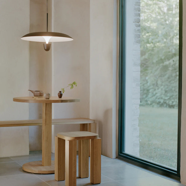 Taklampe Kantarell Pendant Lamp fra New Works Ø55 cm, med svart skjerm og svart detalj 