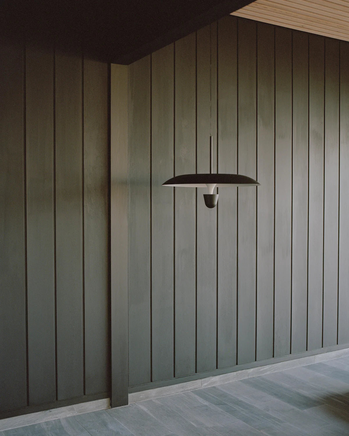 Taklampe Kantarell Pendant Lamp fra New Works Ø55 cm, med svart skjerm og svart detalj 