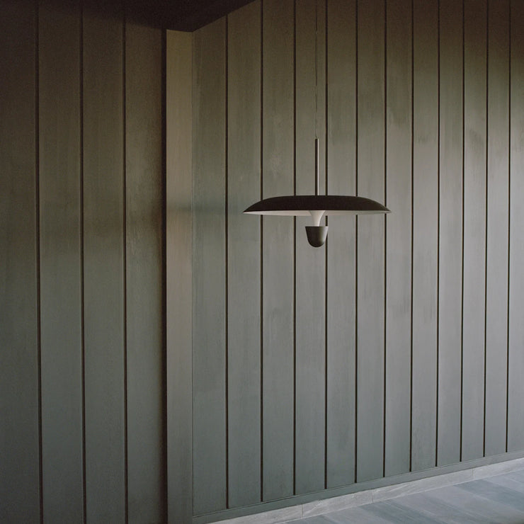 Taklampe Kantarell Pendant Lamp fra New Works Ø55 cm, med svart skjerm og svart detalj 