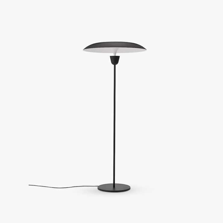 Gulvlampe Kantarell Floor Lamp fra New Works med svart skjerm med svarte detaljer