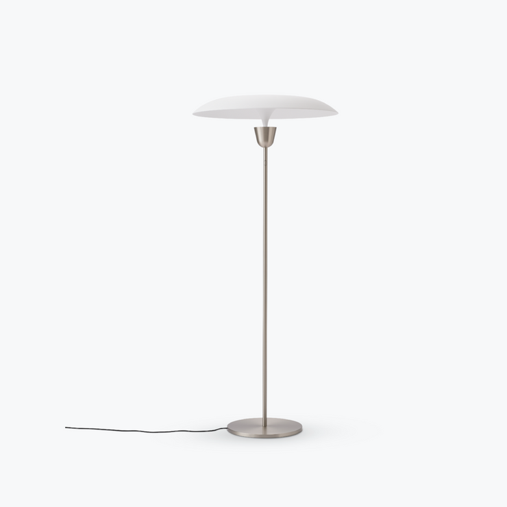 Gulvlampe Kantarell Floor Lamp fra New Works med hvit skjerm med sølvfargede nickel-detaljer