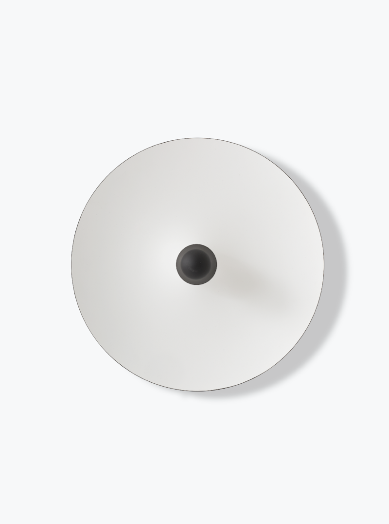 Tak- og vegglampe Kantarell Wall & Ceiling Lamp fra New Works med hvit skjerm og svart detalj