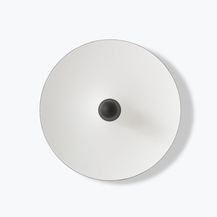 Tak- og vegglampe Kantarell Wall & Ceiling Lamp fra New Works med hvit skjerm og svart detalj