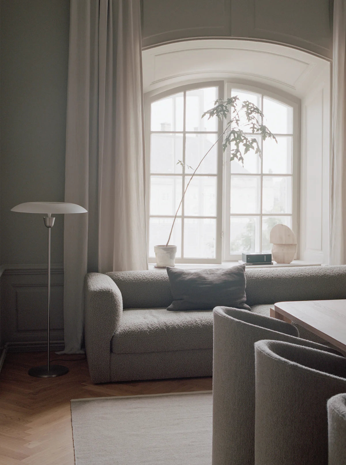 Gulvlampen Kantarell fra New Works er akkurat passe moderne og elegant og kommer i to ulike versjoner: Velg mellom hvit skjerm med sølvfargede nickel-detaljer eller svart skjerm med svarte detaljer.