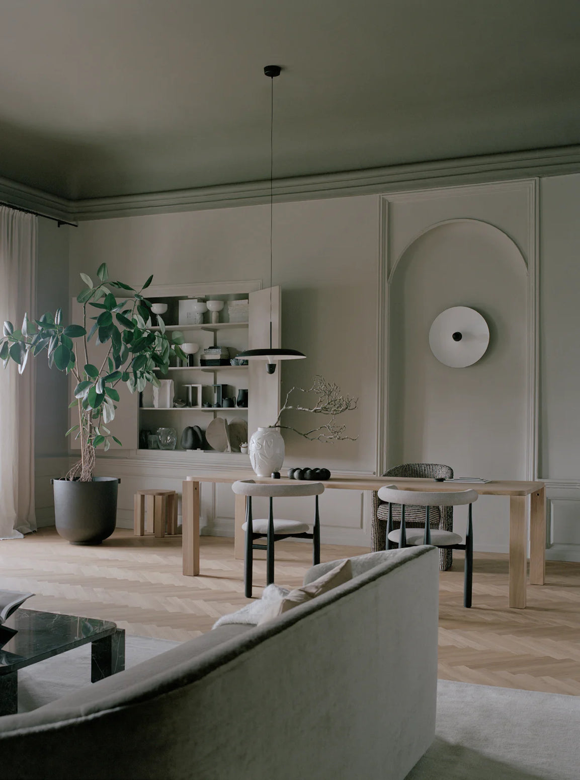 Tak- og vegglampe Kantarell Wall & Ceiling Lamp fra New Works med hvit skjerm og svart detalj