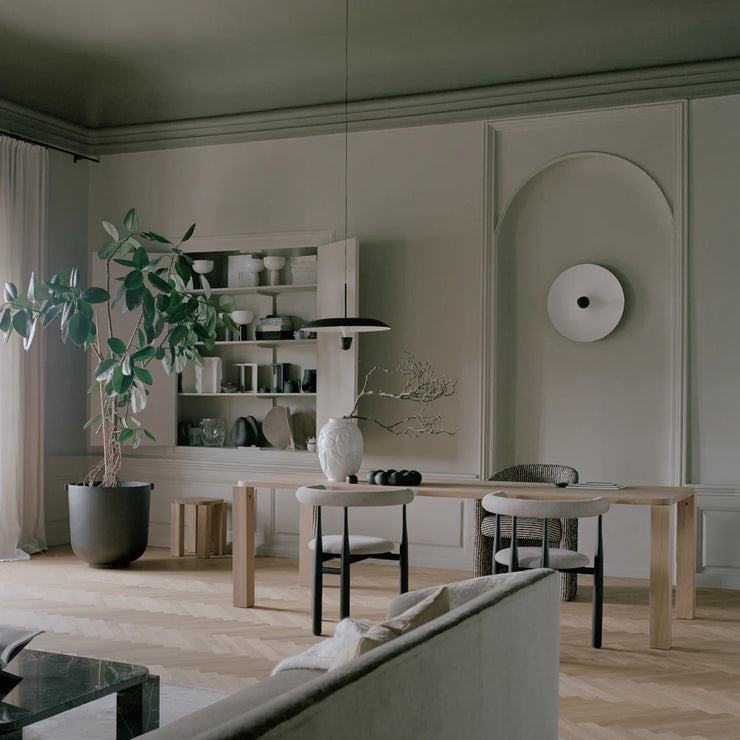 Tak- og vegglampe Kantarell Wall & Ceiling Lamp fra New Works med hvit skjerm og svart detalj