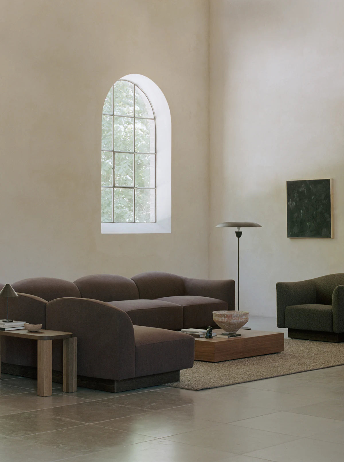 Gulvlampe Kantarell Floor Lamp fra New Works med svart skjerm med svarte detaljer