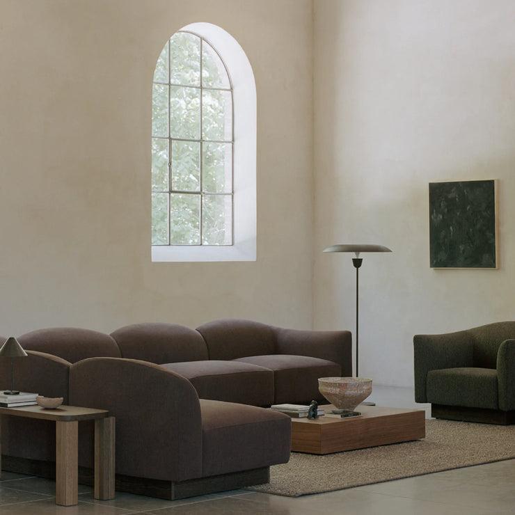 Gulvlampe Kantarell Floor Lamp fra New Works med svart skjerm med svarte detaljer