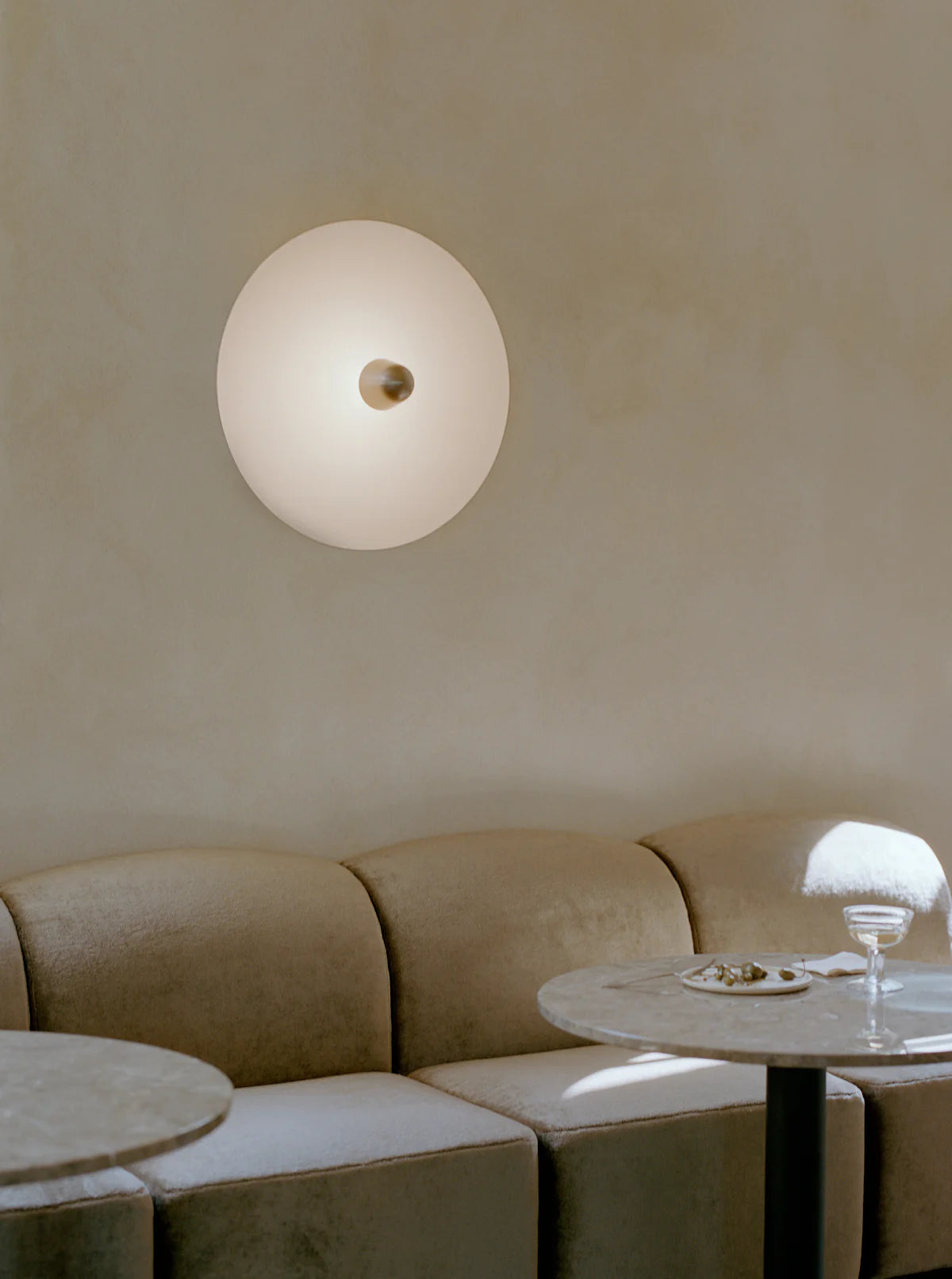 Vegg- og taklampen Kantarell utstråler en estetisk eleganse med sine myk kurver – perfekt om du ønsker deg et blikkfang av en vgglampe eller en vakker taklampe som sitter tett opptil taket. Den nesten skjulte LED-lyskilden, som ligner en omvendt trakt, sprer lyset fra midten og utover over den mykt buede skjermen, noe som skaper en nydelig omsluttende glød. Lampen kobles direkte i vegg eller tak – og kan dermed monteres både vertikalt og horisontalt.