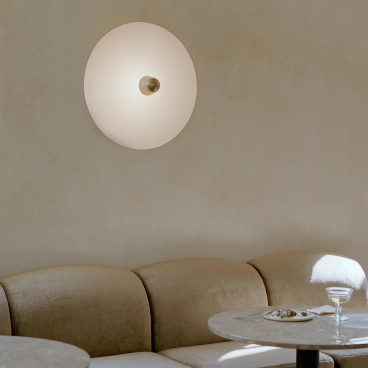 Vegg- og taklampen Kantarell utstråler en estetisk eleganse med sine myk kurver – perfekt om du ønsker deg et blikkfang av en vgglampe eller en vakker taklampe som sitter tett opptil taket. Den nesten skjulte LED-lyskilden, som ligner en omvendt trakt, sprer lyset fra midten og utover over den mykt buede skjermen, noe som skaper en nydelig omsluttende glød. Lampen kobles direkte i vegg eller tak – og kan dermed monteres både vertikalt og horisontalt.