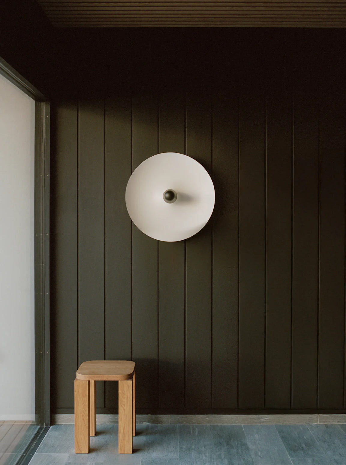 Tak- og vegglampe Kantarell Wall & Ceiling Lamp fra New Works med hvit skjerm og svart detalj