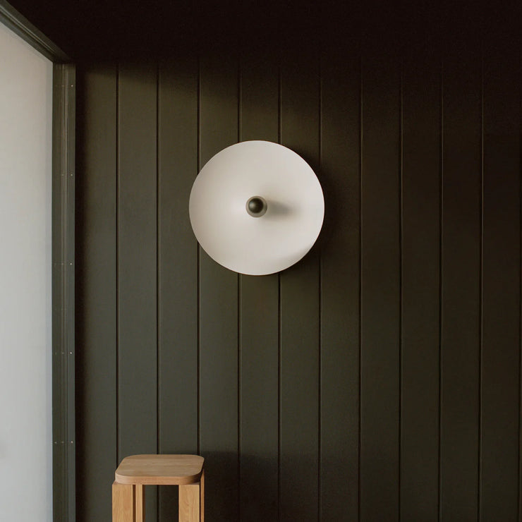 Tak- og vegglampe Kantarell Wall & Ceiling Lamp fra New Works med hvit skjerm og svart detalj