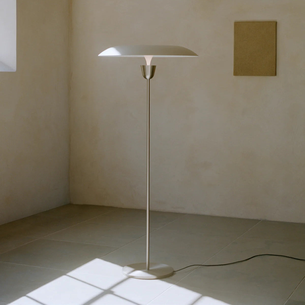 Ideen til Kantarell-serien fra New Works oppstod fra en studie der den norske designeren Falke Svatun så nærmere på hvordan lyset beveger seg og kan styres med rett form – og hvor mye det har å si for stemningen en lampe kan gi! 