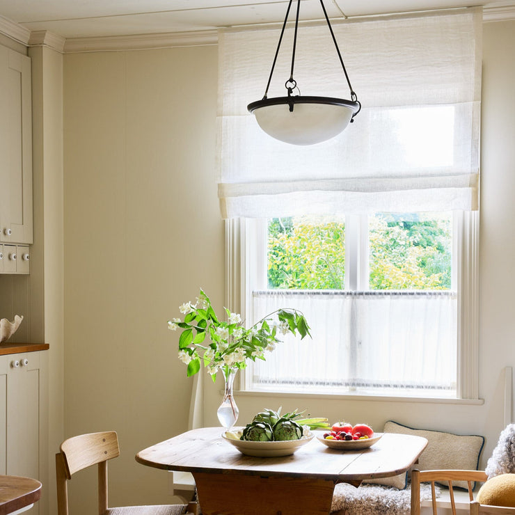 Dette er lingardiner i god kvalitet der du kan velge mellom nøytrale farger som hvit, benhvit, sand, khaki og grå og mer fargerike varianter som rosa, terracotta, sennepsgult og petroleum – som alle demper lyset ute og som gir interiøret et lunere preg.