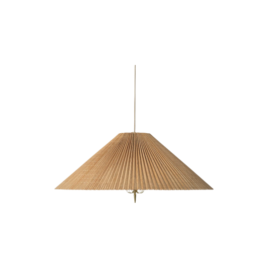 Takpendelen 1972 i messing og bambus er superelegant og dekorativ. Lampen ble designet av den ikoniske finske designeren Paavo Tynell på 50-tallet, men er nå relansert av Gubi. Og det er vi så glade for! Diameter Ø60 cm