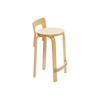 Barkrakken K65 High Chair fra Artek er en designklassiker og et bruksmøbel du blir glad i. Den ble designet av Alvar Aalto i 1935, og er en barkrakk du skulle ønske du kunne arve, eller som du med glede lar neste generasjon få overta. Dette er barkrakken K65 High Chair fra Artek i bjørk.