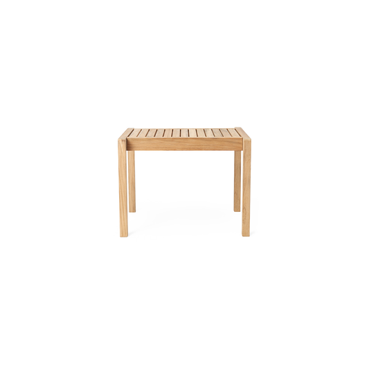 Sidebordet AH911 Outdoor Side Table fra Carl Hansen & Søn har et tidløst og luftig uttrykk, og kan brukes både som et lite fleksibelt avlastningsbord og ekstra sitteplass – enten det står ved siden av en solseng, loungestol eller sofa.