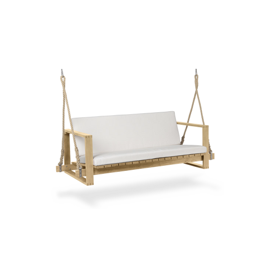 Hammock BK13 Swing Sofa fra Carl Hansen & Søn er laget i teak og henger i solide tau som gir en myk og behagelig, gyngende bevegelse.